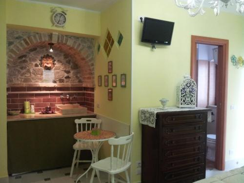 cocina con fregadero y encimera con mesa en Olimpo Palace Affittacamere, en Scilla