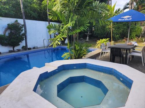 Swimming pool sa o malapit sa BF Homes International House for rent with pool and Jacuzzi