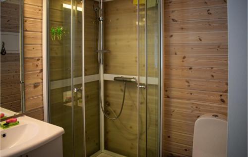 y baño con ducha y puerta de cristal. en 3 Bedroom Beautiful Home In Treungen, en Treungen