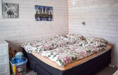 1 cama no hecha en una habitación con pared en 3 Bedroom Beautiful Home In Treungen, en Treungen