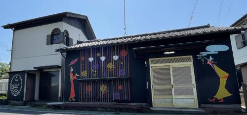 a building with a mural on the side of it at 宿いちのみや in Ichinomiya
