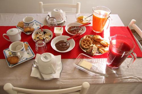un tavolo con cibi e bevande per la colazione di Burchiello b&b a Firenze