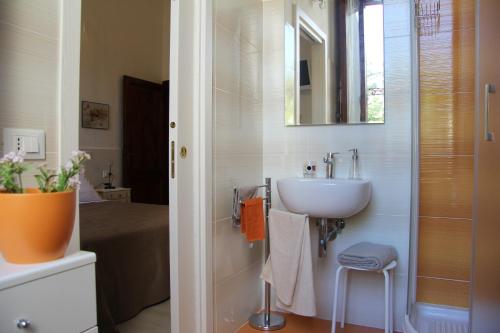 un baño con lavabo y ducha en Burchiello b&b, en Florencia