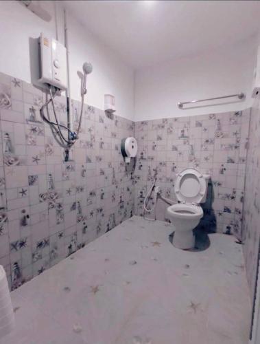 a dirty bathroom with a toilet in a room at Saan Rak Resort in Prachuap Khiri Khan