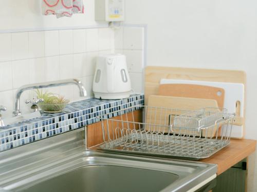 eine Küchenspüle mit einem Wäscheständer darauf in der Unterkunft Cottage Snowhills Hakuba in Hakuba