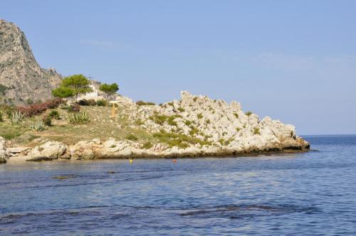 an island in the middle of the water at Case Giannone in Santa Flavia