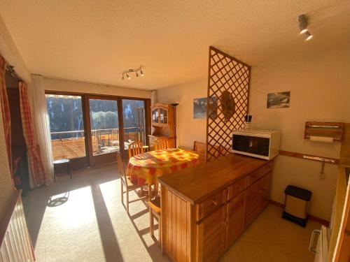 Cette chambre dispose d'une cuisine et d'une table avec un four micro-ondes. dans l'établissement Appartement moderne 6 personnes avec balcon, garage à Châtel - FR-1-198-252, à Châtel