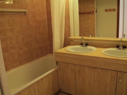 une salle de bain avec deux lavabos et une baignoire dans l'établissement Appartement moderne 6 personnes avec balcon, garage à Châtel - FR-1-198-252, à Châtel