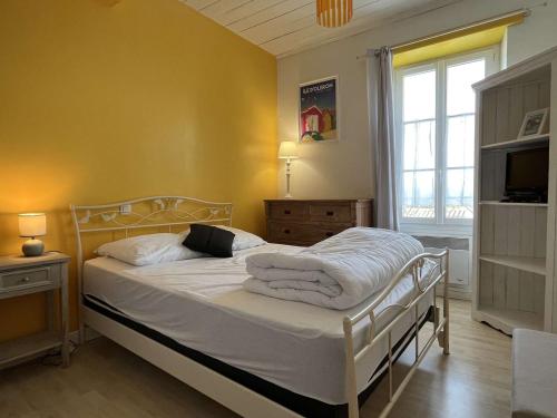 sypialnia z łóżkiem z białą pościelą i oknem w obiekcie Maison calme avec terrasse à Saint-Denis-d'Oléron - 5 pers, proche plage et piste cyclable - FR-1-246A-205 w mieście Saint-Denis-dʼOléron