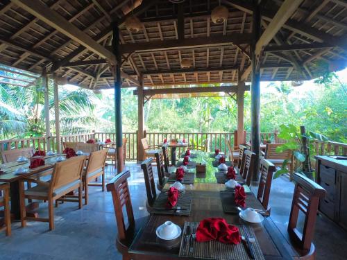 Κήπος έξω από το The Trang Villas