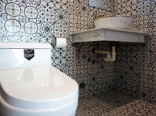 a bathroom with a toilet and a sink at Chàm’s Corner Lookout Homestay & Restaurant in Tân Hiệp