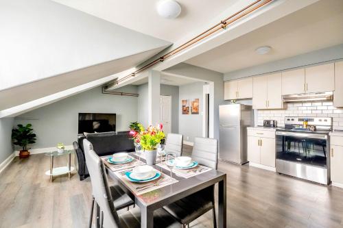 Charming 2BR Apt - Near Downtown Hamilton!