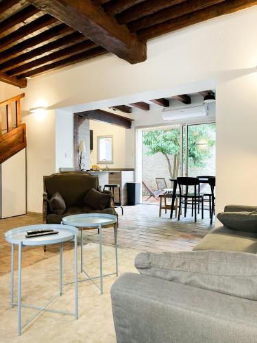 un salon avec un canapé et une table dans l'établissement L ORANGER - Plein centre - 6 Personnes - Clim, à Cassis