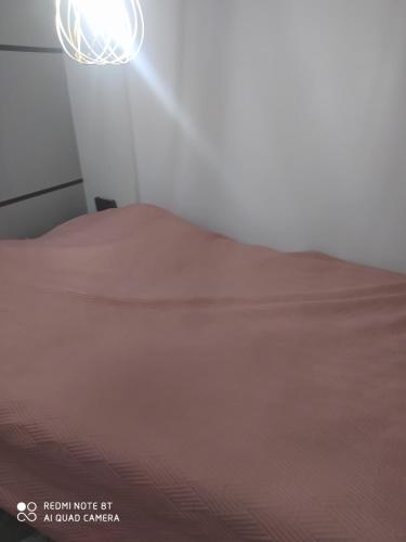 - un lit dans un dortoir avec une lumière au-dessus dans l'établissement Appartement moderne au centre de Paris, à Paris