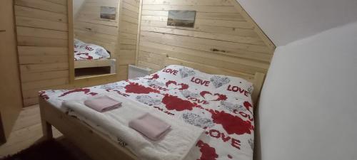 Ένα ή περισσότερα κρεβάτια σε δωμάτιο στο VIKENDICA SA BAZENOM NOLE Jahorina