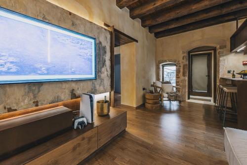 una sala de estar con una gran ventana en la pared en Oniros Residenza Vecchia, en La Canea