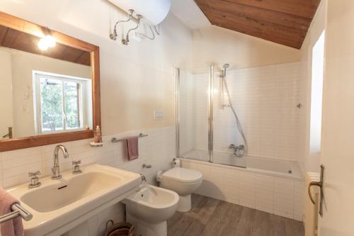 a bathroom with a sink and a toilet and a tub at Dimora Pietre Verdi in Cosentino