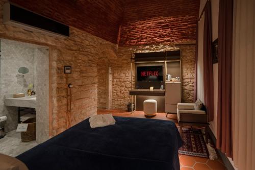 sypialnia z niebieskim łóżkiem w pokoju w obiekcie Han 1772 Hotel w Stambule
