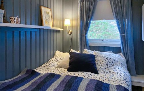 um quarto com uma cama, uma janela e uma almofada em Pet Friendly Home In Smla With Kitchen em Smøla