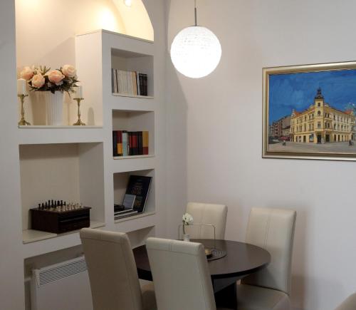GoldStar Osijek في أوسييك: غرفة طعام مع طاولة وكراسي