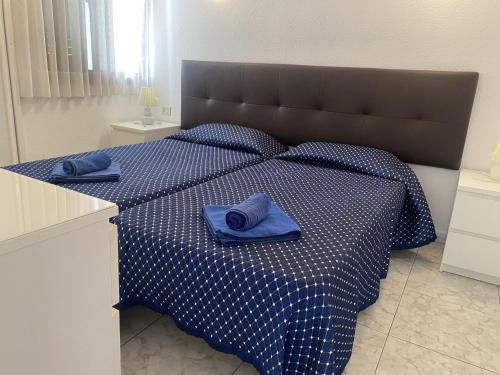A bed or beds in a room at Victoria Court Apartment 13A2