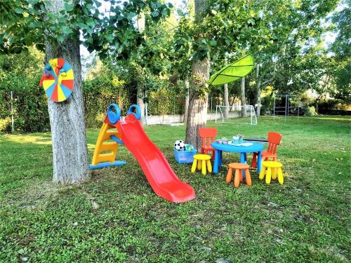 Otroško igrišče poleg nastanitve Villa Elena