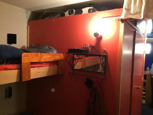 - une chambre avec 2 lits superposés et une lumière sur le mur dans l'établissement Nice Flat Le Varet Arcs 2000, à Arc 2000