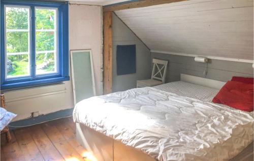 Stunning Home In Rimforsa With Wifi في Rimforsa: غرفة نوم مع سرير أبيض كبير في غرفة
