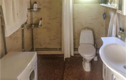 Stunning Home In Rimforsa With Wifi في Rimforsa: حمام به مرحاض أبيض ومغسلة