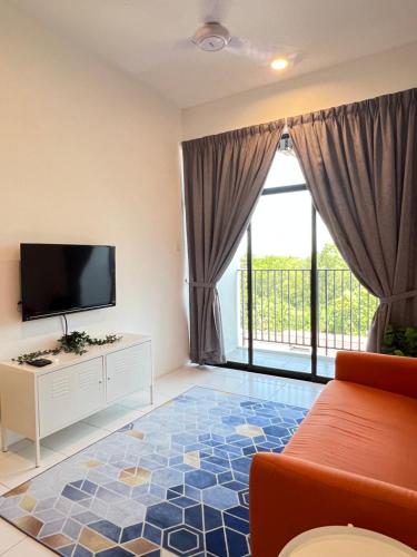 ein Wohnzimmer mit einem TV und einem Sofa in der Unterkunft The Sweet Escape @ Imperio Professional Suite in Alor Setar