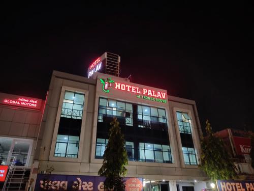 アーメダバードにあるHotel Palav Palaceの看板が上のホテルの建物