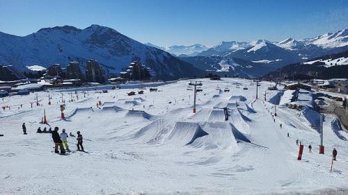a group of people on a snow covered ski slope at Couples Gem - Sensational views Nr Morzine in La Côte dʼArbroz