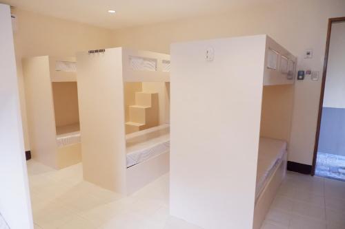 Un baño de FB Budgetel Suites