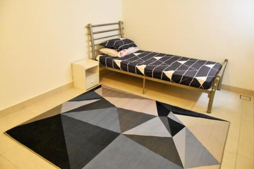 - une chambre avec un lit au sol noir et blanc dans l'établissement Homestay by FAS Home Canopy Hills Kajang, à Kajang