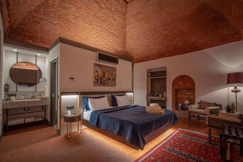 1 dormitorio con 1 cama grande y baño en Han 1772 Hotel, en Estambul