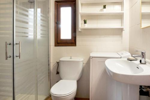 A bathroom at Flor casa con piscina privada