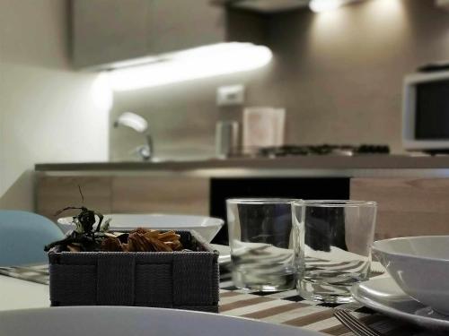 stół z koszem z jedzeniem i kieliszkami w obiekcie Casa Belfiore Vicenza Martiri di Belfiore 23 w mieście Vicenza
