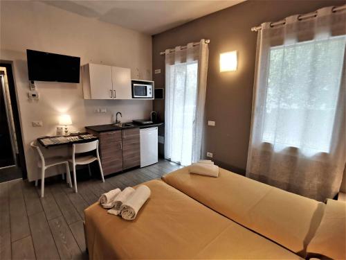 una camera con letto e una piccola cucina di Casa Belfiore Vicenza Martiri di Belfiore 23 a Vicenza