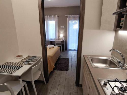 un bagno con un letto, un lavandino e uno specchio di Casa Belfiore Vicenza Martiri di Belfiore 23 a Vicenza