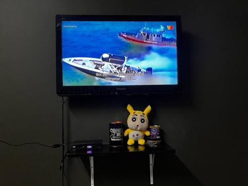 una TV con un giocattolo su un tavolo di Totoi Melaka a Malacca