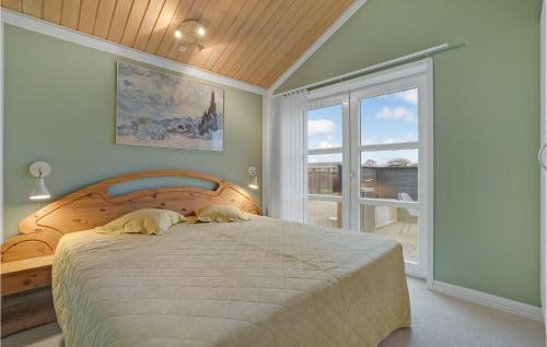 1 dormitorio con cama grande y ventana grande en 4 Bedroom Awesome Home In Egernsund, en Egernsund