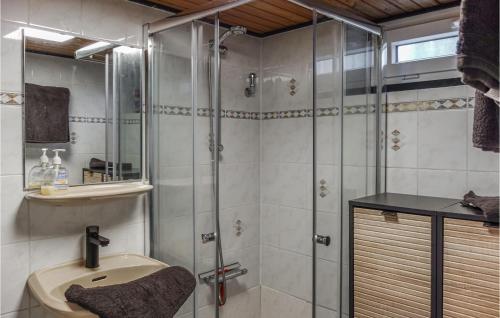 a bathroom with a shower and a sink at Ferienhaus Schne Aussicht in Gerolstein