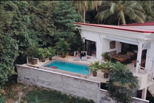 una vista aérea de una casa con piscina en MAGNIFICENT SOUL VILLA, en Chaloklum