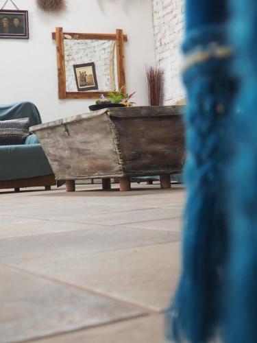 a wooden chest sitting in a living room next to a couch at Casa Carrasquillas in Cañada del Hoyo
