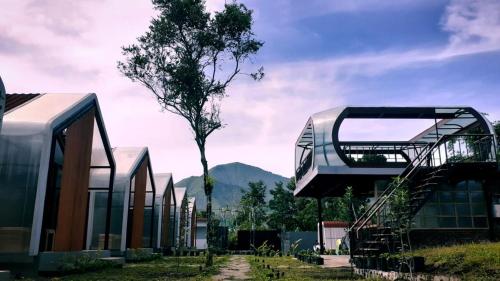 ein Gebäude mit einem Baum davor in der Unterkunft Dafano Villa in Sembalun Lawang