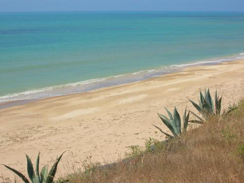 a sandy beach with the ocean in the background at B&B Al Teatro in Comiso