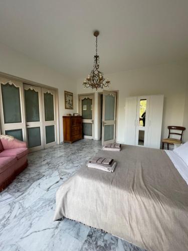 Habitación grande con cama grande y lámpara de araña. en LT SAX, en Bari