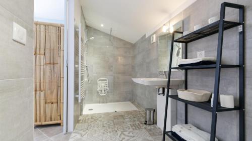 La petite salle de bains est pourvue d'un lavabo et d'une douche. dans l'établissement Le Cabanot, à Peyrusse-Grande