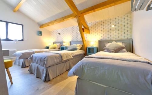 - une chambre avec 3 lits dans l'établissement Le Cabanot, à Peyrusse-Grande