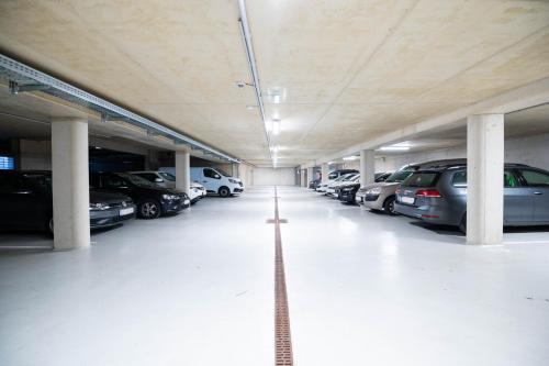 un garaje lleno de muchos coches aparcados en sHome Hotel Graz - Self-Check-in & free parking, en Graz